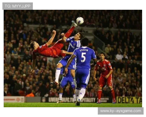 切尔西边路回做成功，射门线路出现